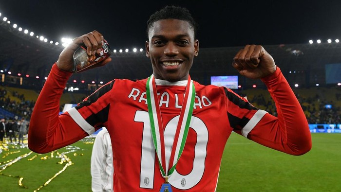 Soccer Football - Italian Super Cup - Final - Inter Milan v AC Milan - Al Awwal Park, Riyadh, Saudi Arabia - January 7, 2025 AC Milans Rafael Leao celebrates after winning the Italian Super Cup REUTERS/Jennifer Lorenzini