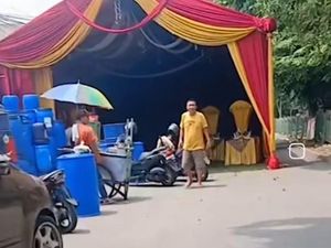 Viral Warga di Depok Hajatan hingga Tenda Makan Badan Jalan Viral Warga di Depok Hajatan hingga Tenda Makan Badan Jalan