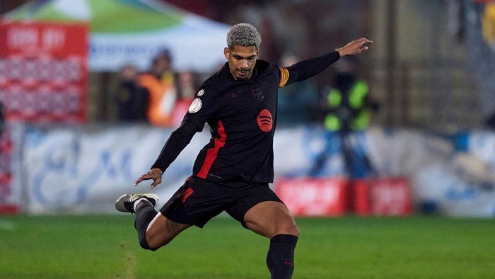 BARBASTRO, SPAIN - JANUARY 04: Ronald Araujo of FC Barcelona with the ball during the Copa del Rey Round of 32 match between FC Barcelona and UD Barbastro at Campo Municipal de Deportes on January 04, 2025 in Barbastro, Spain. (Photo by Pedro Salado/Getty Images)