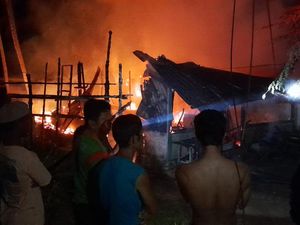 Ada Sosok OTK Bertopeng Sebelum Rumah Ketua KPU Tapteng Terbakar Ada Sosok OTK Bertopeng Sebelum Rumah Ketua KPU Tapteng Terbakar