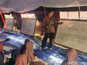 Pergerakan Tanah, dan Cerita Maria Desak-desakan Belajar di Tenda Sempit Pergerakan Tanah, dan Cerita Maria Desak-desakan Belajar di Tenda Sempit