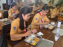 Karangasem Uji Coba Makan Bergizi Gratis, Siswa Dapat Ayam-Susu 115 Ml