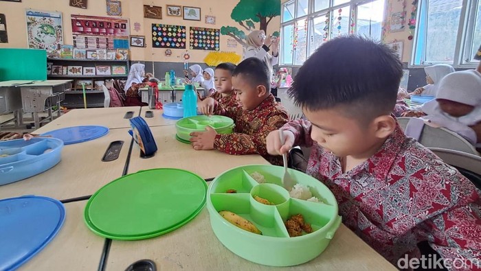 Siswa SD Negeri 24 Palembang menikmati makan bergizi gratis Siswa SD Negeri 24 Palembang menikmati makan bergizi gratis