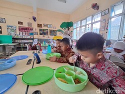 Menu Makan Gizi Gratis Ayam Teriyaki Bikin Nagih Siswa SD di Palembang