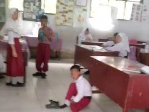 Murid SD Belajar di Lantai, Dirjen PAUD Dikdasmen: Yayasan yang Memberi Sanksi Guru Murid SD Belajar di Lantai, Dirjen PAUD Dikdasmen: Yayasan yang Memberi Sanksi Guru