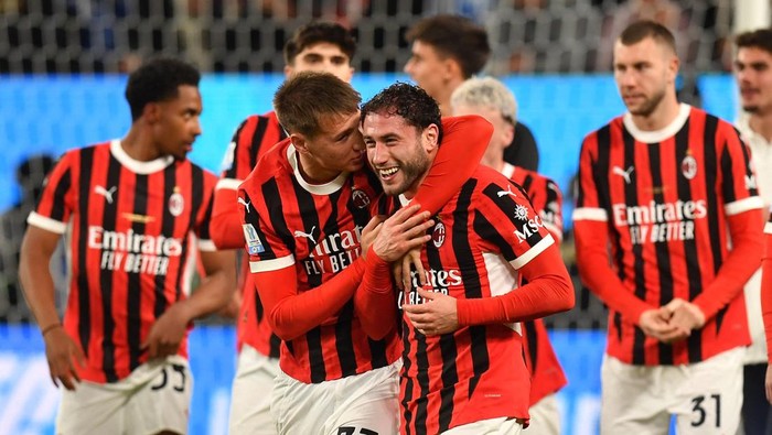 Soccer Football - Italian Super Cup - Final - Inter Milan v AC Milan - Al Awwal Park, Riyadh, Saudi Arabia - January 7, 2025 AC Milans Francesco Camarda and AC Milans Davide Calabria celebrate after winning the Italian Super Cup REUTERS/Jennifer Lorenzini