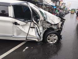 Tabrakan dengan Truk di Jalan Denpasar-Gilimanuk, Minibus Ringsek Berat