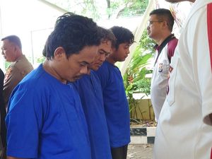 Video Detik-detik Polisi Ditabrak Maling Tiang Lampu hingga Menggantung di Pikap Video Detik-detik Polisi Ditabrak Maling Tiang Lampu hingga Menggantung di Pikap
