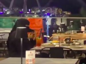 Tertawakan Wanita Berniqab saat Makan, Dua Turis Jadi DPO Polisi Dubai Tertawakan Wanita Berniqab saat Makan, Dua Turis Jadi DPO Polisi Dubai