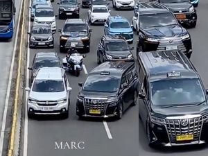 Mobil Raffi Ahmad yang Dikawal Belok Kiri, Fortuner yang Buntuti Kok Lurus? Mobil Raffi Ahmad yang Dikawal Belok Kiri, Fortuner yang Buntuti Kok Lurus?
