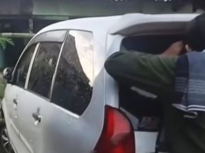 Mobil Ditinggal Pemilik di Gang Sempit Halangi Warga Medan, Polisi Evakuasi Mobil Ditinggal Pemilik di Gang Sempit Halangi Warga Medan, Polisi Evakuasi