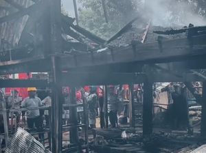 Kebakaran Hanguskan 6 Rumah di Barru, Seorang Wanita Lansia Tewas Terjebak Kebakaran Hanguskan 6 Rumah di Barru, Seorang Wanita Lansia Tewas Terjebak