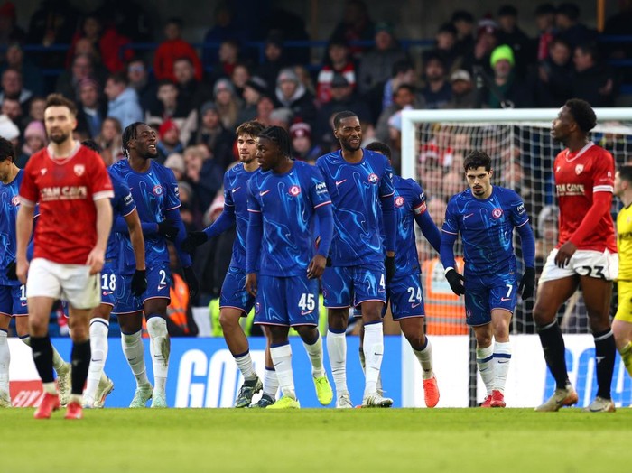 LONDON, ENGLAND - JANUARY 11: Tosin Adarabioyo of Chelsea celebrates scoring his team's first goal with team mates during the Emirates FA Cup Third Round match between Chelsea and Morecambe at Stamford Bridge on January 11, 2025 in London, England. (Photo by Clive Rose/Getty Images)