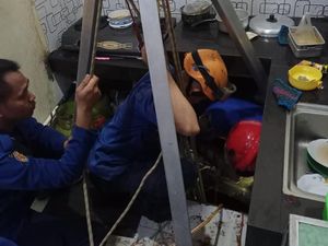 Pria Depok Tercebur ke Sumur Sempit dan Dalam, Evakuasi Berjalan Dramatis Pria Depok Tercebur ke Sumur Sempit dan Dalam, Evakuasi Berjalan Dramatis