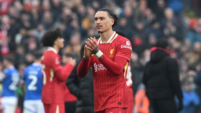Darwin Nunez LIVERPOOL, ENGLAND - JANUARY 11: (THE SUN OUT, THE SUN ON SUNDAY OUT) Darwin Nunez of Liverpool acknowledges the fans after the Emirates FA Cup Third Round match between Liverpool and Accrington Stanley at Anfield on January 11, 2025 in Liverpool, England. (Photo by Liverpool FC/Liverpool FC via Getty Images)