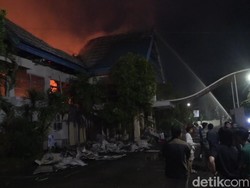 Kebakaran di Kantor Dinas Pendidikan Makassar Hanguskan Aula Lantai 2