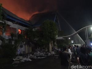 Kebakaran di Kantor Dinas Pendidikan Makassar Hanguskan Aula Lantai 2 Kebakaran di Kantor Dinas Pendidikan Makassar Hanguskan Aula Lantai 2