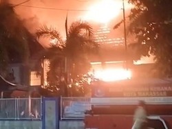 Video: Kebakaran Hebat di Kantor Disdik Makassar, 31 Mobil Damkar Diterjunkan