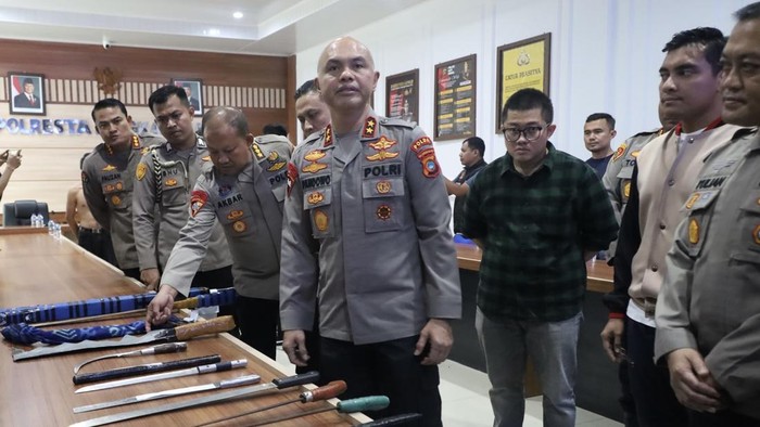 Kapolda Bangka Belitung Irjen Hendro Pandowo cek sajam yang mau dipakai geng motor untuk tawuran. Kapolda Bangka Belitung Irjen Hendro Pandowo cek sajam yang mau dipakai geng motor untuk tawuran.