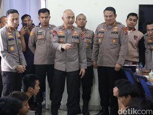 Polisi Tangkap Geng Motor Hendak Tawuran, Celurit dan Pedang Disita Petugas Polisi Tangkap Geng Motor Hendak Tawuran, Celurit dan Pedang Disita Petugas