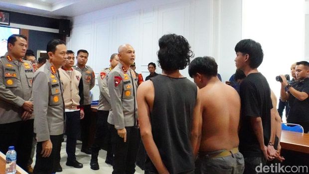 Kapolda Irjen Hendro Pandowo didampingi Kapolres se-Babel menganalisa anak geng motor yang diamankan di Pangkalpinang.