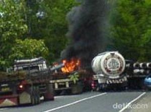 Tragedi Kecelakaan Maut 8 Kendaraan di Lamongan Tewaskan 10 Orang Tragedi Kecelakaan Maut 8 Kendaraan di Lamongan Tewaskan 10 Orang