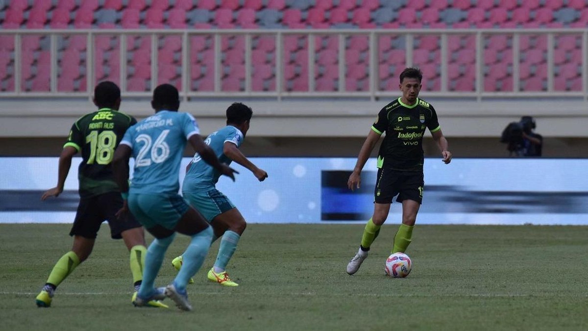 Persib sukses mencuri poin dari PSBS di Jayapura. Foto: Persib Bandung