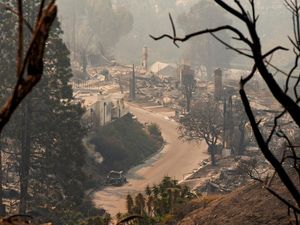 Pilu Ibu Kehilangan Anaknya yang Buta dalam Kebakaran Los Angeles