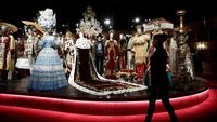 Melihat Pameran Mode Spektakuler di Paris