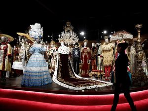 Melihat Pameran Mode Spektakuler di Paris Melihat Pameran Mode Spektakuler di Paris