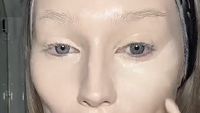 7 Foto Model Viral Pakai 10 Pump Foundation, Ini Hasil Before After Makeup