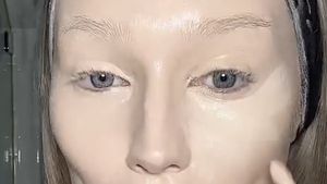 7 Foto Model Viral Pakai 10 Pump Foundation, Ini Hasil Before After Makeup