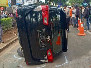 Mobil Tabrak Pemotor Boncengan hingga Terguling di Tangsel, 1 Orang Tewas