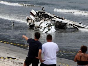 Penampakan Puing-puing Pesawat yang Jatuh di Pantai Brasil
