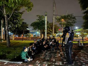 Polisi Pulangkan Bonek yang Hendak Nonton Laga PSS Vs Persebaya di Solo Polisi Pulangkan Bonek yang Hendak Nonton Laga PSS Vs Persebaya di Solo