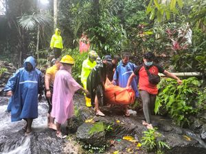Pria Pakai Jas Hujan Ditemukan Tewas di Tukad Beji Denpasar Pria Pakai Jas Hujan Ditemukan Tewas di Tukad Beji Denpasar