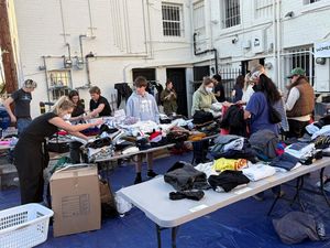 Potret Relawan Bagikan Makanan-Pakaian untuk Korban Kebakaran Hutan LA