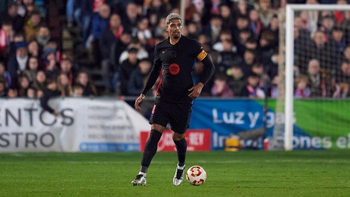 BARBASTRO, SPAIN - JANUARY 04: Ronald Araujo of FC Barcelona with the ball during the Copa del Rey Round of 32 match between FC Barcelona and UD Barbastro at Campo Municipal de Deportes on January 04, 2025 in Barbastro, Spain. (Photo by Pedro Salado/Getty Images)