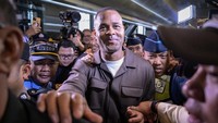Pelatih Timnas Indonesia Patrick Kluivert (tengah) berjalan keluar setibanya di Terminal 3 Bandara Internasional Soekarno Hatta, Tangerang, Banten, Sabtu (11/1/2025).