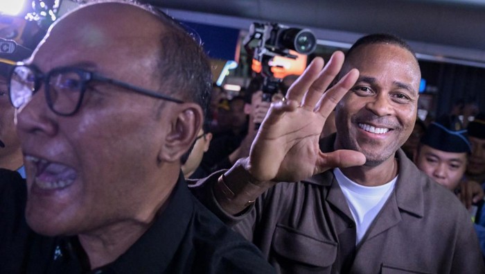 Tebar Senyum, Pelatih Baru Timnas Indonesia Patrick Kluivert Tiba di Jakarta Pelatih Timnas Indonesia Patrick Kluivert (tengah) berjalan keluar setibanya di Terminal 3 Bandara Internasional Soekarno Hatta, Tangerang, Banten, Sabtu (11/1/2025). Patrick Kluivert resmi dikontrak selama dua tahun disertai opsi perpanjangan untuk menangani Timnas Indonesia menggantikan Shin Tae-yong usai diberhentikan oleh PSSI. ANTARA FOTO/Fauzan/YU