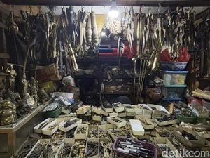 Menilik Toko Alat Perdukunan di Surabaya yang Tak Pernah Sepi Pembeli Menilik Toko Alat Perdukunan di Surabaya yang Tak Pernah Sepi Pembeli