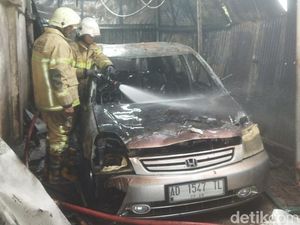 Diduga Korsleting, Mobil Stream Milik Warga Klaten Hangus di Garasi