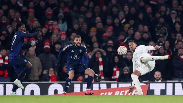 LONDON, ENGLAND - JANUARY 12: Gabriel of Arsenal scores his team's first goal past Altay Bayindir of Manchester United (not pictured) during the Emirates FA Cup Third Round match between Arsenal and Manchester United at Emirates Stadium on January 12, 2025 in London, England. Arsenal are playing in a special all-white kit for today's FA Cup third-round tie as part of their 'No More Red' initiative which was launched in collaboration with Adidas in 2022 to keep young people safe from knife crime. (Photo by Julian Finney/Getty Images)