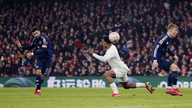 Soccer Football - FA Cup - Third Round - Arsenal v Manchester United - Emirates Stadium, London, Britain - January 12, 2025 Manchester United's Bruno Fernandes scores their first goal Action Images via Reuters/Andrew Couldridge