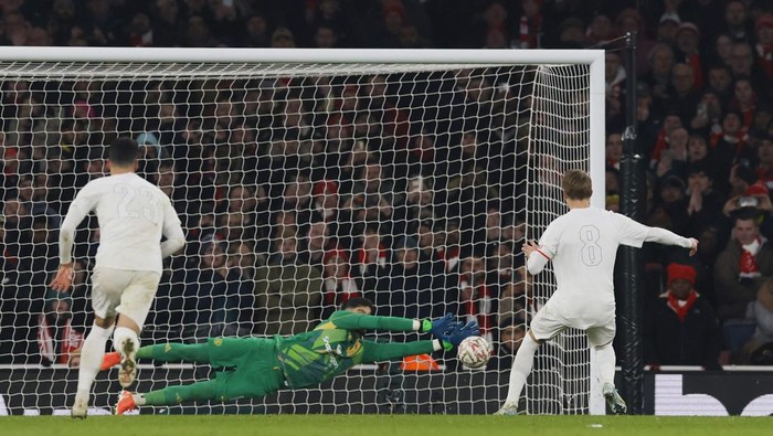 Soccer Football - FA Cup - Third Round - Arsenal v Manchester United - Emirates Stadium, London, Britain - January 12, 2025 Arsenals Martin Odegaard has his shot saved by Manchester Uniteds Altay Bayindir from the penalty spot Action Images via Reuters/Andrew Couldridge