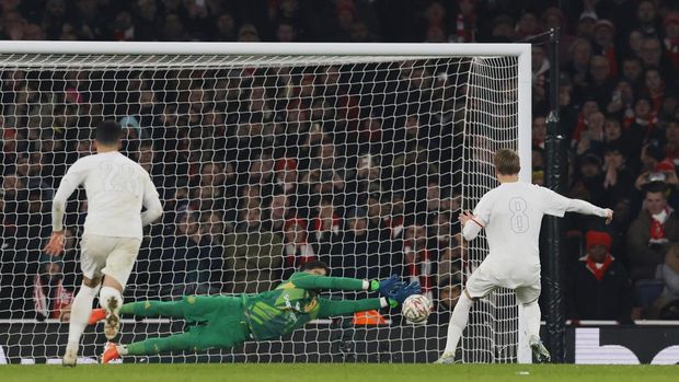 Soccer Football - FA Cup - Third Round - Arsenal v Manchester United - Emirates Stadium, London, Britain - January 12, 2025 Arsenal's Martin Odegaard has his shot saved by Manchester United's Altay Bayindir from the penalty spot Action Images via Reuters/Andrew Couldridge