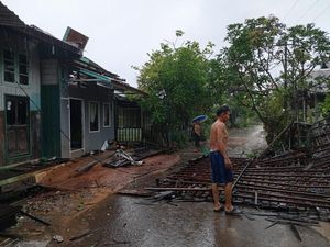 25 Rumah Rusak Diterjang Angin Kencang di Banjar Kalsel 25 Rumah Rusak Diterjang Angin Kencang di Banjar Kalsel