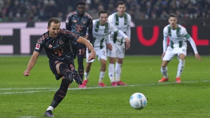 Bundesliga MOENCHENGLADBACH, GERMANY - JANUARY 11: Harry Kane of FC Bayern München scores his teams first goal from a penalty kick during the Bundesliga match between Borussia Mönchengladbach and FC Bayern München at Borussia-Park on January 11, 2025 in Moenchengladbach, Germany. (Photo by Pau Barrena/Getty Images)