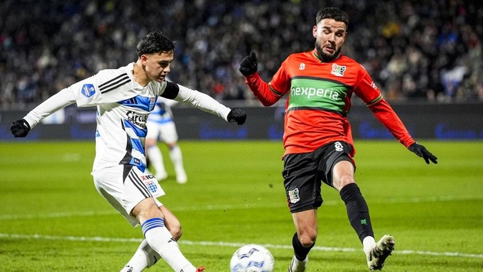 ZWOLLE - (l-r) Eliano Reijnders of PEC Zwolle, Calvin Verdonk of NEC Nijmegen during the Dutch Eredivisie match between PEC Zwolle and NEC at MAC3Park stadium on Jan. 11, 2025 in Zwolle, Netherlands. ANP TOBIAS KLEUVER (Photo by ANP via Getty Images)