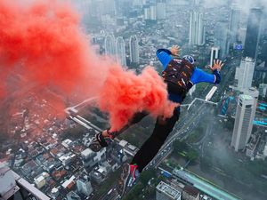 Pria Ini Berhasil Terjun Bebas dari Gedung Tertinggi Baru di Indonesia! Pria Ini Berhasil Terjun Bebas dari Gedung Tertinggi Baru di Indonesia!